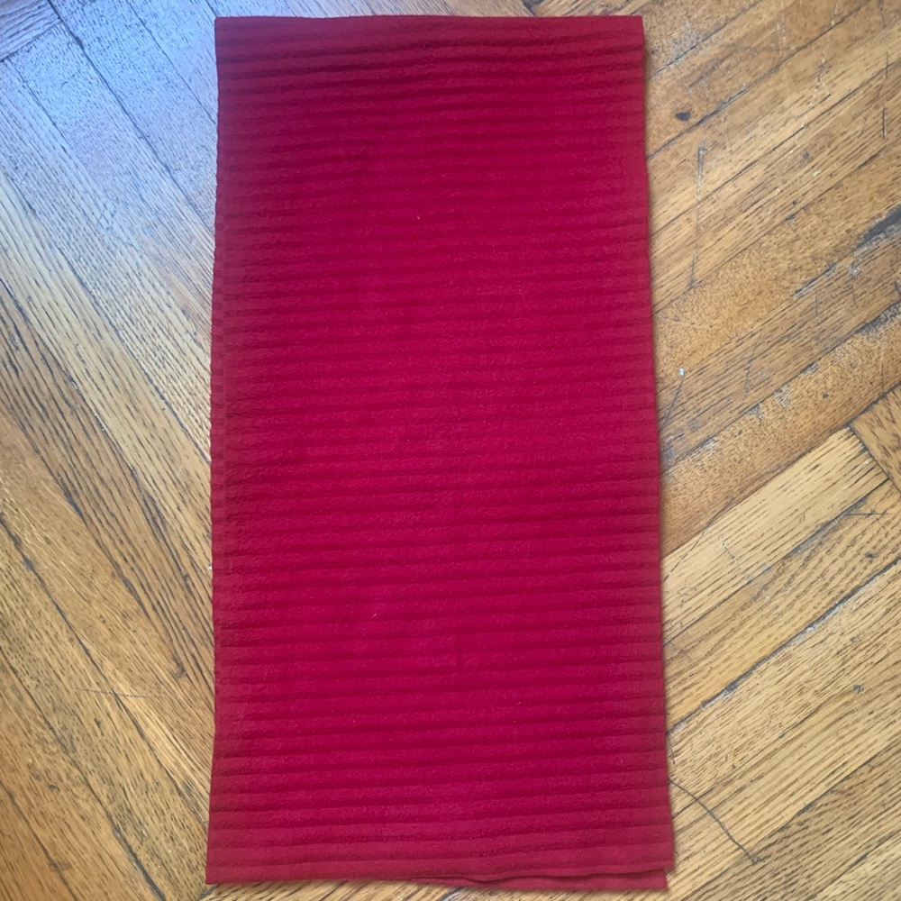 Red cloth table runner - Picture 2 of 3